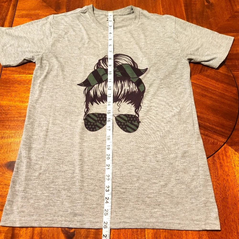 Messy Bun Fleur-De-Lis Gray Green Black Top - Picture 3 of 6